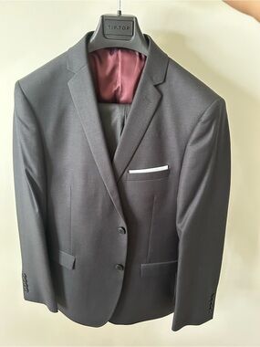 Men’s Grey Suit with Burgundy Lining
